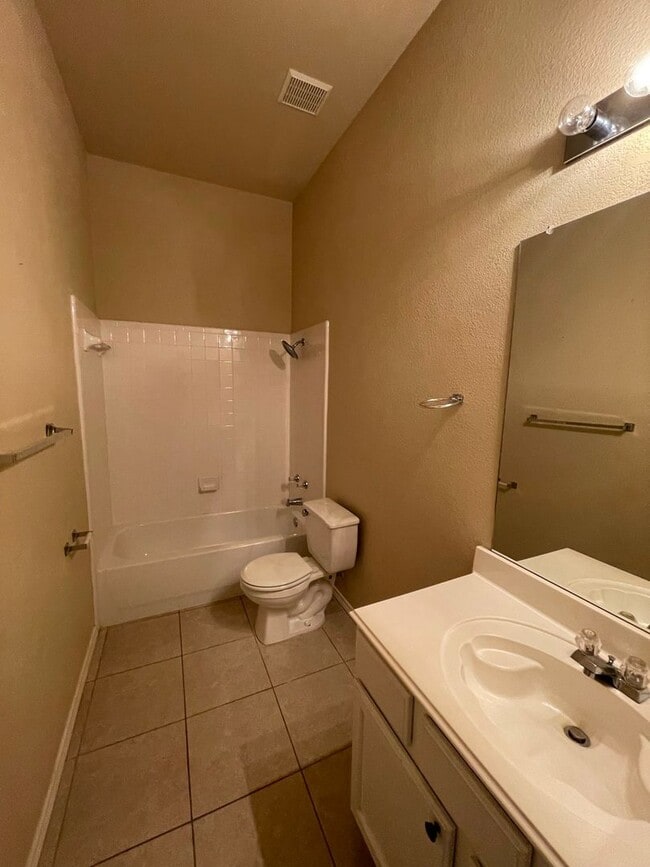 Building Photo - Beautiful single-story home in desirable Vista Oaks Subdivision