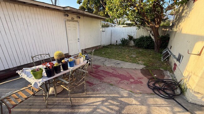 Building Photo - EPIC REA: Charming 2 Bed/ 1 Bath Home in O...