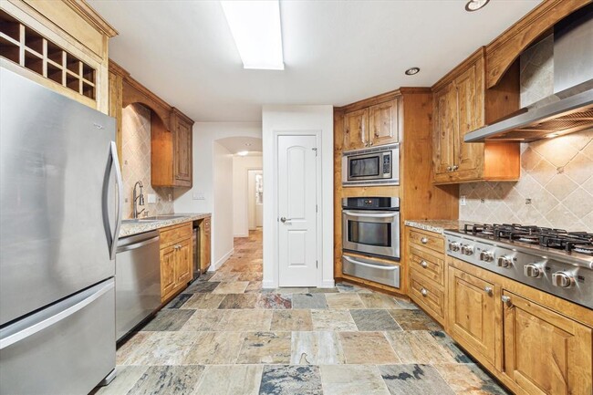 Building Photo - 8017 W Oakwood Ct