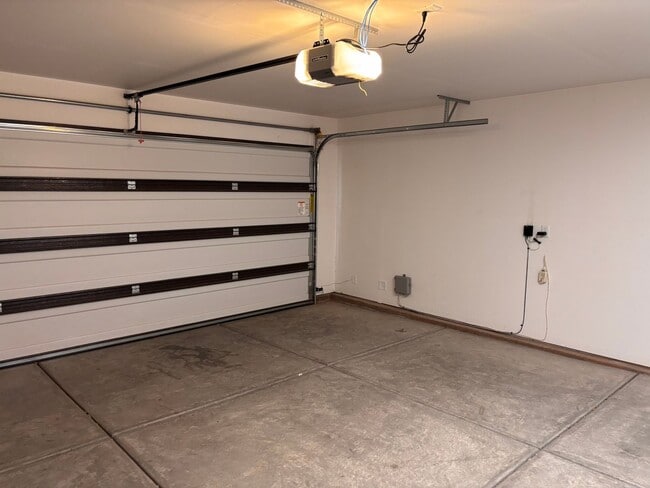 Building Photo - 4 bed | 2 1/2 bath | 2 car garage in Deser...