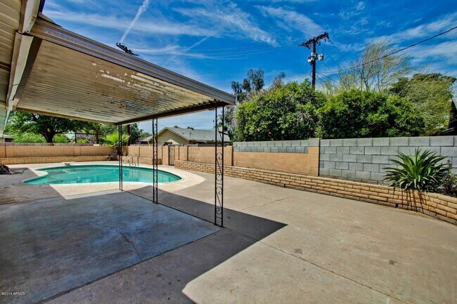 Building Photo - 1030 E Manhatton Dr