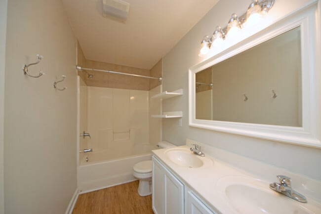 Building Photo - 1112 Huff Dr
