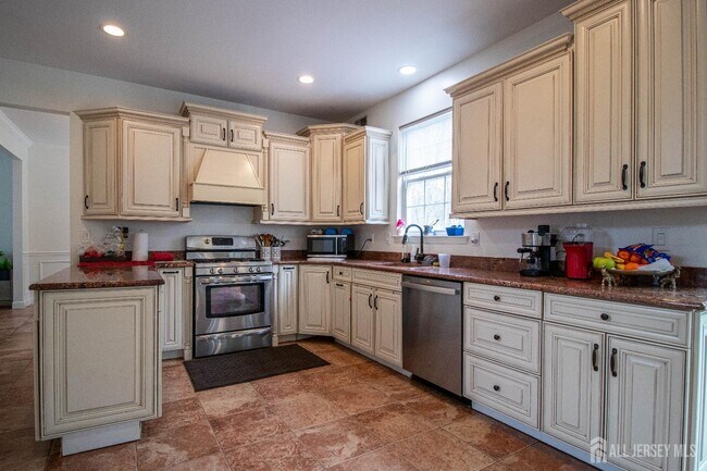 Building Photo - 845 Woodbury Dr
