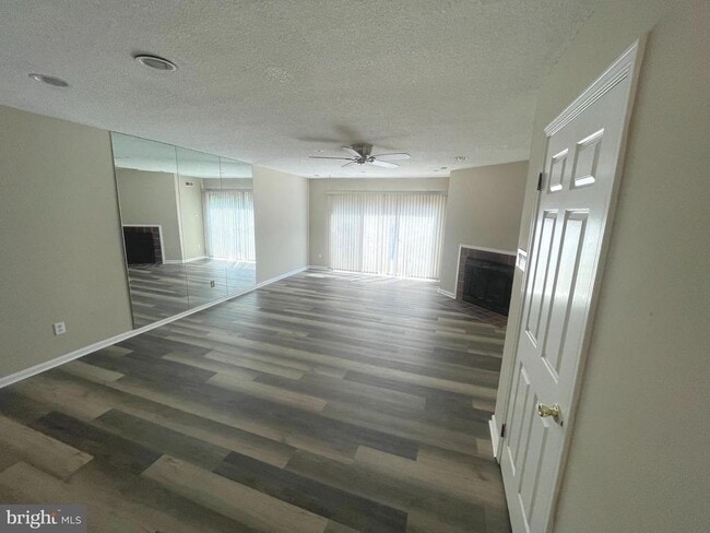 Building Photo - 214 Carriage Ct