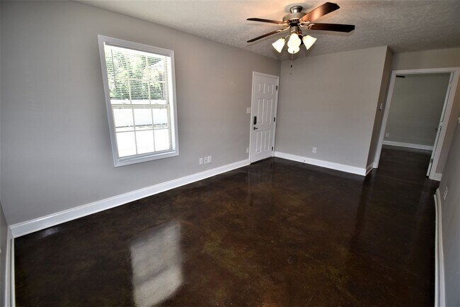 Building Photo - 333 Rossview Rd