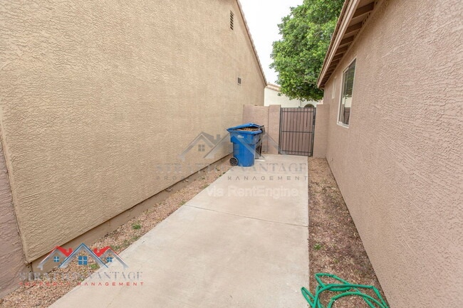 Building Photo - 2058 S Longwood