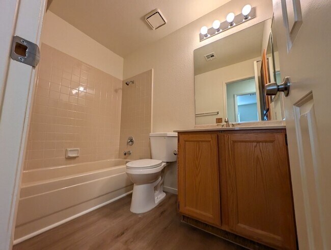 Building Photo - 5117 Kingsbridge