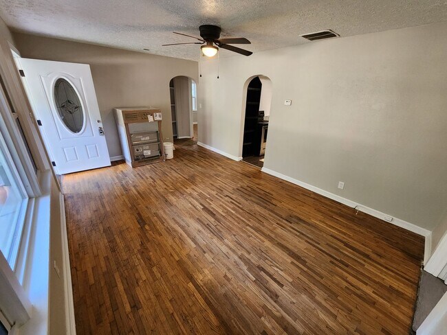 Building Photo - Spacious 3-Bedroom, 2-Bathroom Home AVAILA...