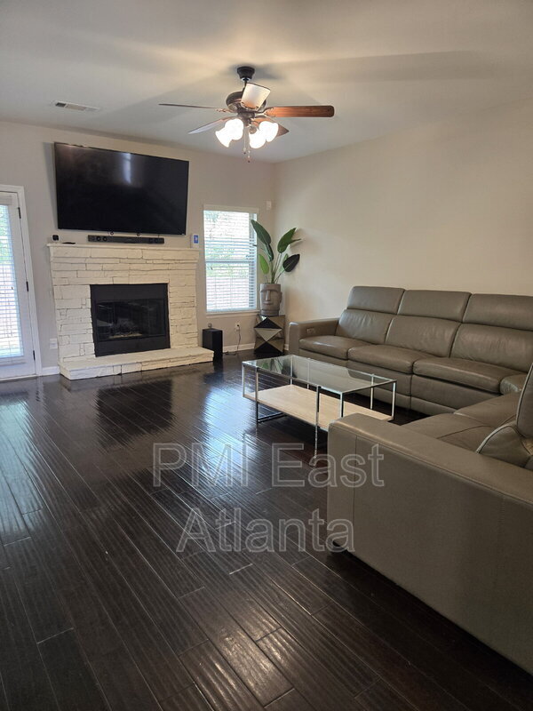 Building Photo - 422 Live Oak Pass