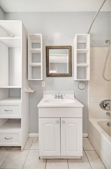 Building Photo - 15157 Valleyheart Dr