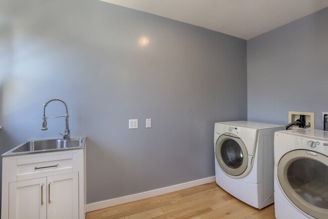 Building Photo - 4 Bed / 3 Bath Burlingame home near excell...