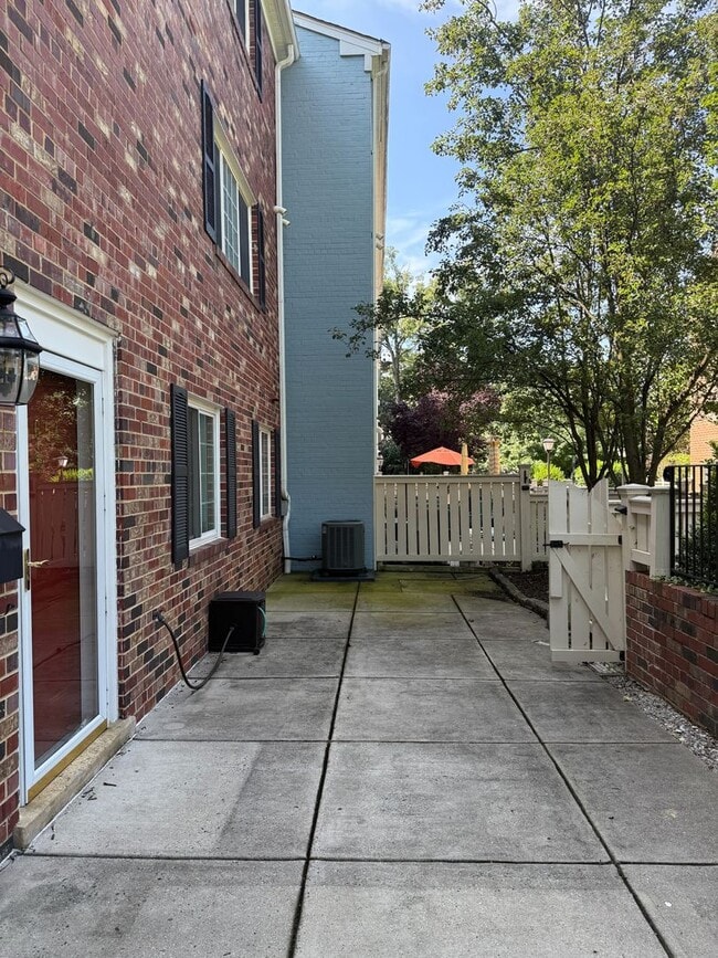 Building Photo - Large, Luxurious 2 Bedroom 2 Bath at Parks...