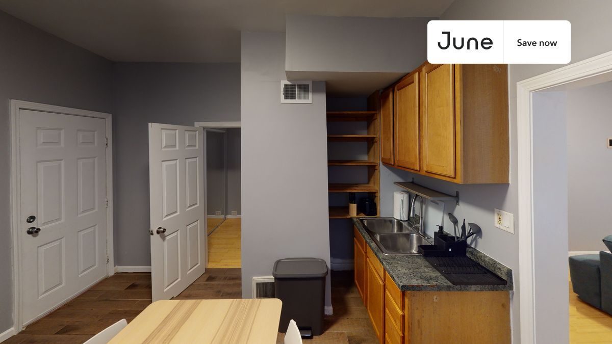 Building Photo - 2611 W Armitage Ave