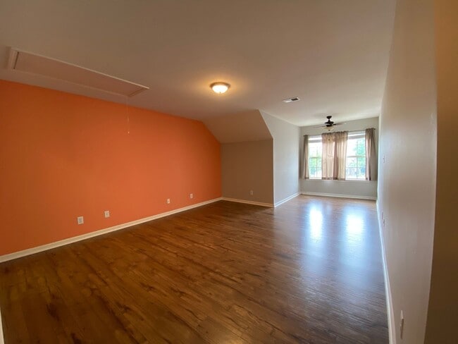 Building Photo - Townhome in a great location!