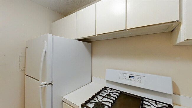 Building Photo - 77 Pond Ave