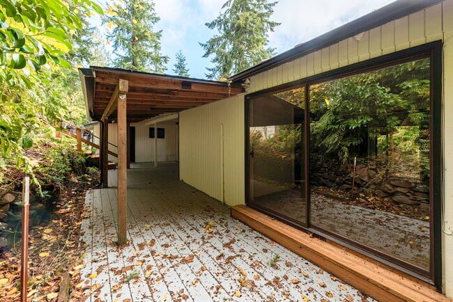 Building Photo - BEAUTIFUL CABIN STYLE HOME ACROSS FROM SIL...
