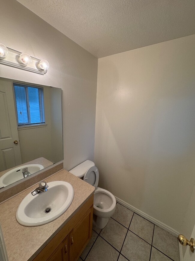 Building Photo - 905 W 350 N