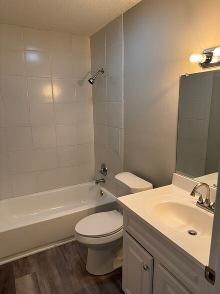 Building Photo - 7984 Shady Oak Trl