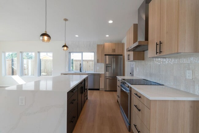Building Photo - Beautiful 1 year old home in Pacific Wa