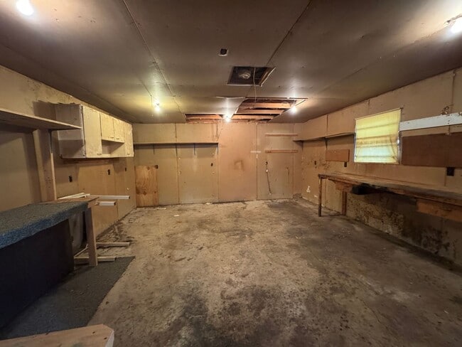 Building Photo - Charming 2 Bed, 1.5 Bath House with Ample ...