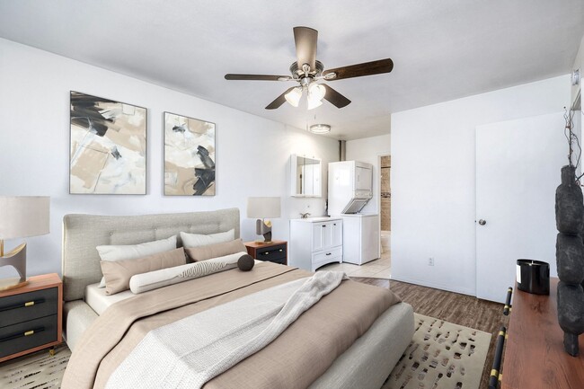 Building Photo - Lakeside Upstairs First Month FREE 1 Bd / 1 ba w/ In Unit  Laundry, Parking, + Water/Trash Included