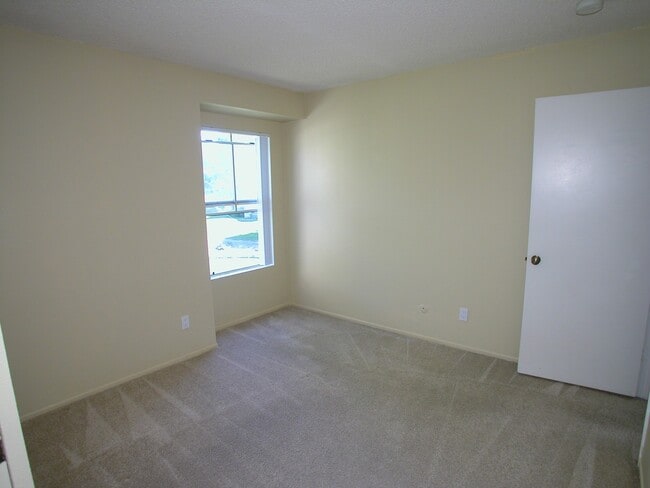 Building Photo - Open 3-Bedroom, 2-Bath Condo With LAKE VIEWS!