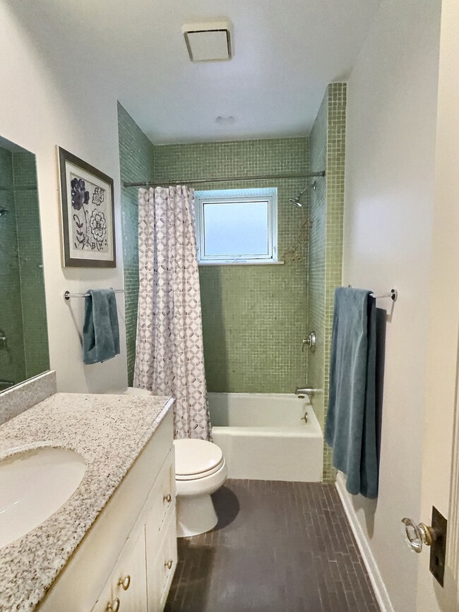 Building Photo - 2921 N Pine Grove Ave