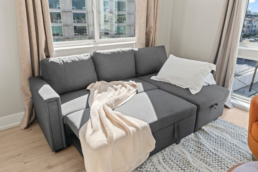 Building Photo - 901 Canal St