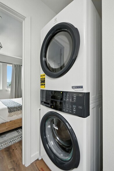 Building Photo - 925 NE 23rd Ave