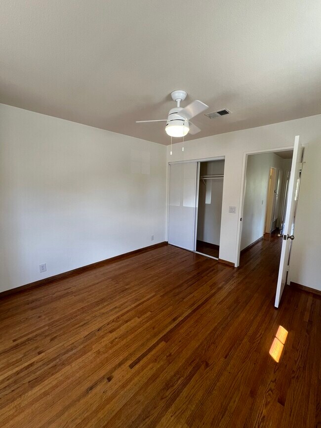 Building Photo - Townhome in the heart of Norwalk!