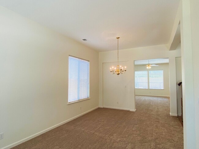 Building Photo - $2,690 Peach & Alluvial, Pool + Clovis Trail Access | W. Fallbrook Ave, Clovis