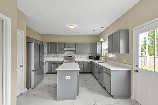 Building Photo - 106 Briar Hollow Dr