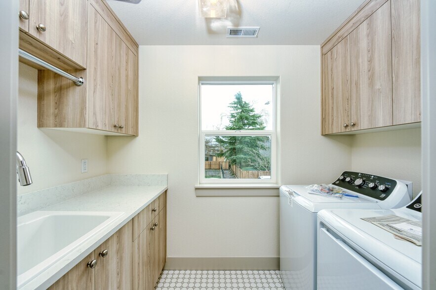 Building Photo - 1321 Oppek St NE