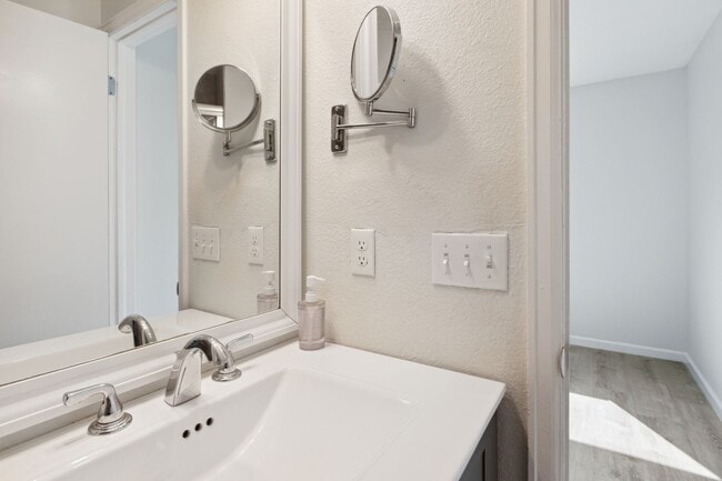 Building Photo - Beautifully Renovated 3bed / 2bath in PRIM...