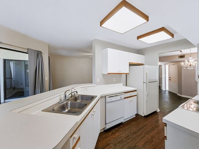 Building Photo - ** COACH HOMES @ BERKSHIRE LAKES ** 2 BED / 2 BATH - 1ST FLOOR CONDO - GARAGE - ANNUAL RENTAL
