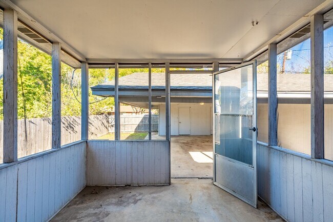 Building Photo - SW Loop 820 - 4304/4306 *Lease Up Only*