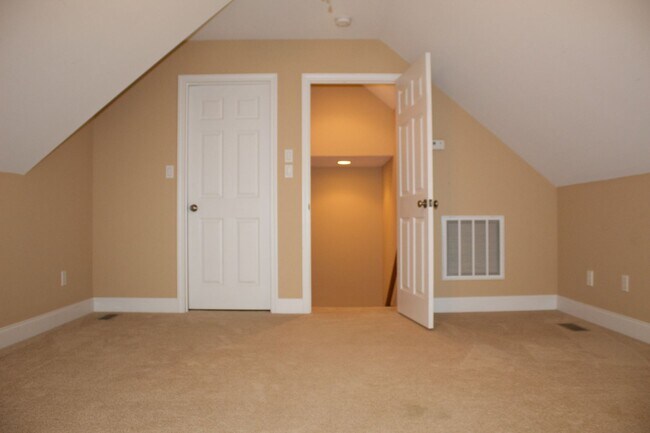 Building Photo - For Rent - Charming 3BR/2BA Home in Macken...