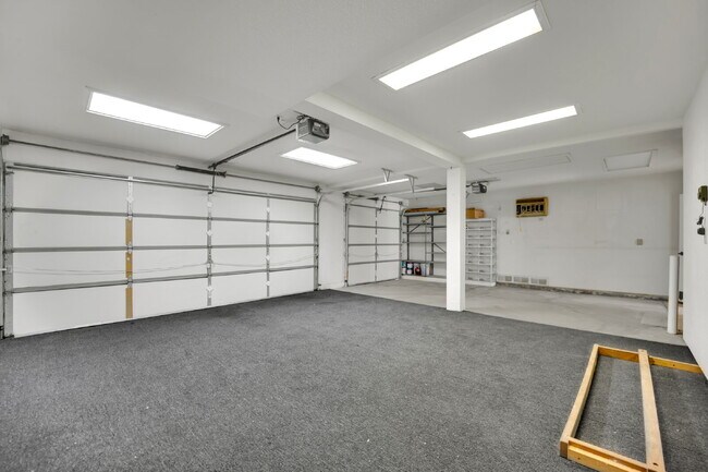 Building Photo - Step into this charming 3-bedroom, 3-bathroom home that has so much to offer!