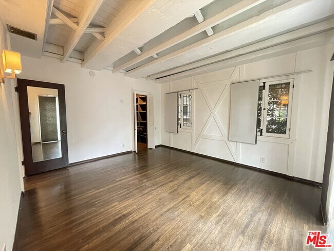 Building Photo - 2667 Lake View Terrace E