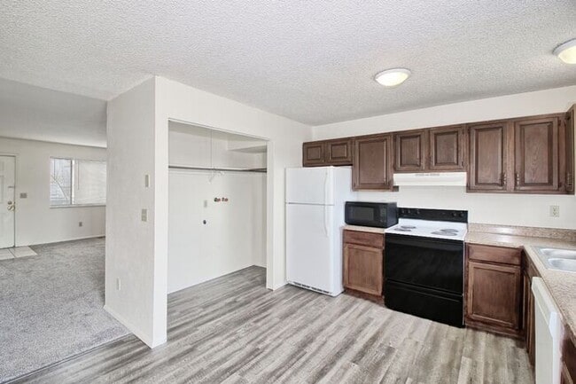 Building Photo - 2 Bedroom Apartment in Clifton - $1150