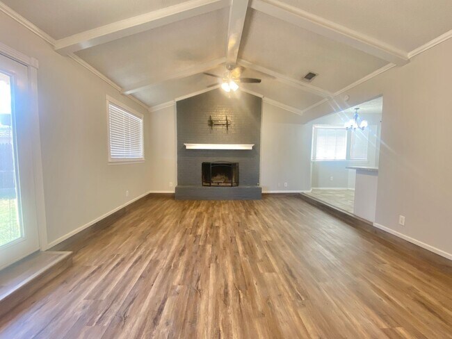 Building Photo - Great 3 bed 2 bath near West Loop 289 and 4th street