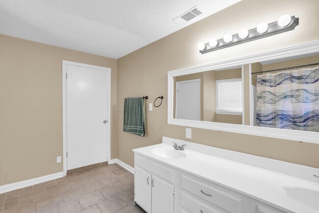 Building Photo - 2222 Bacon Park Dr