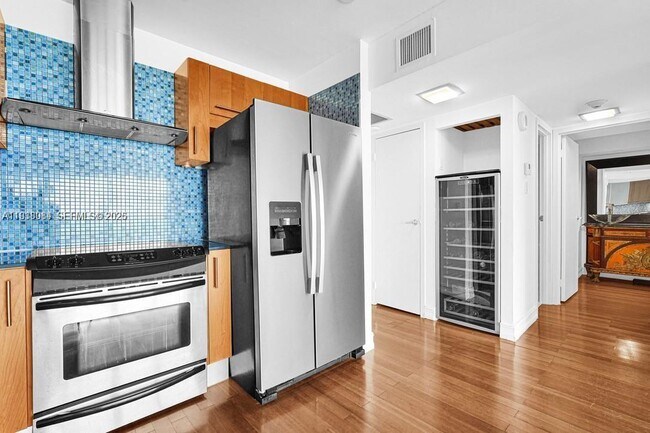 Building Photo - 100 Bayview Dr