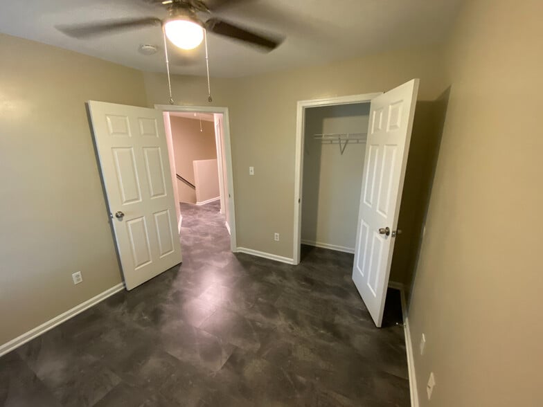 Building Photo - Room in Duplex on Bragg St