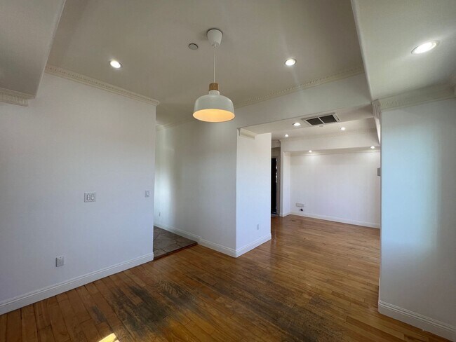 Building Photo - Beautiful Home in the Hills of Los Angeles