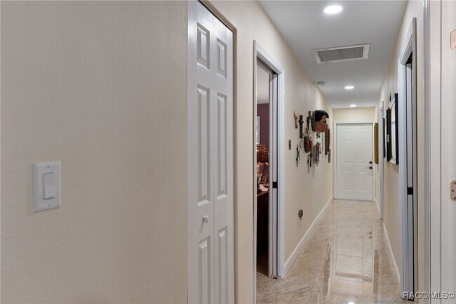 Building Photo - 11482 W Clubview Dr