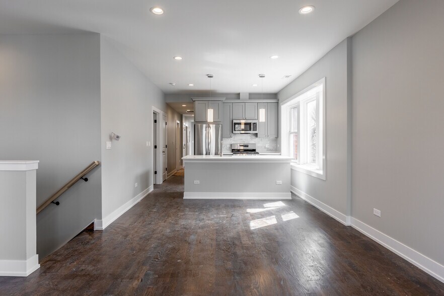 Building Photo - 3136 N Oakley Ave