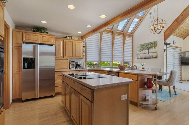 Building Photo - Luxurious Fully Furnished 3-Bedroom, 4-Bat...
