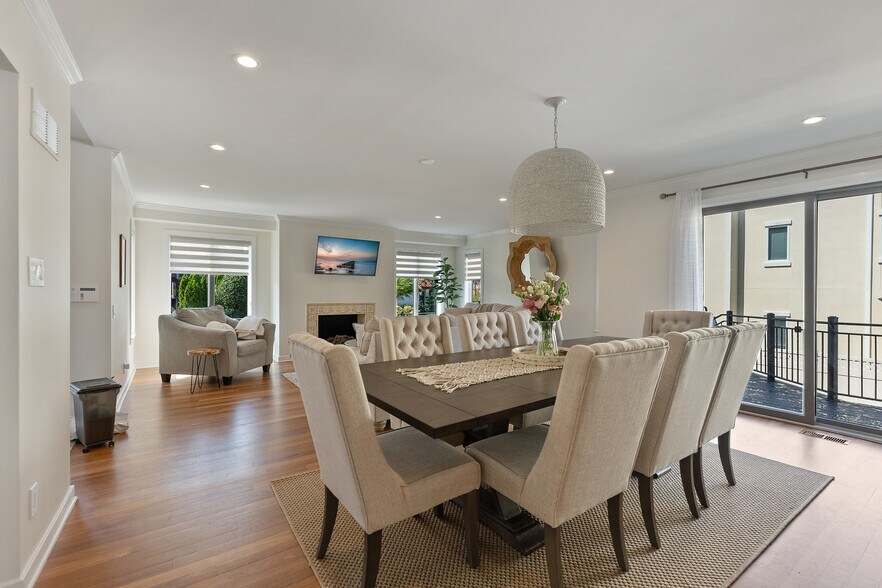 Building Photo - 7600 Bayshore Dr