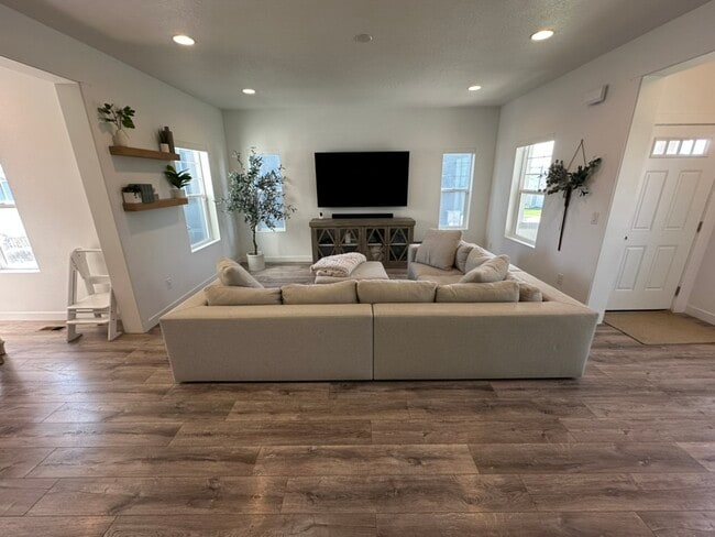 Building Photo - 6442 Bethany Way
